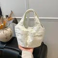 Borsa chic in tela color crema con stelle metalliche argentate e doppie tasche frontali - Bianco (Motivo Stella)