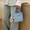Secchiello azzurro con trama litchi, ciondolo a forma di orso e dettagli argento - Senza Ciondolo / Blu