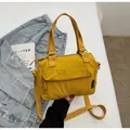 Bolso de lona amarillo versátil con correa de hombro y bolsillo frontal con cremallera - Amarillo