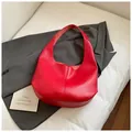 Rote Hobo-Tasche mit Kieselleder-Struktur und breitem Schultergurt für Damen - Rot