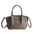Sac seau taupe minimaliste en cuir grainé avec boucle argentée et bandoulière réglable - Gris