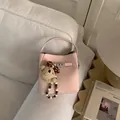 Sac seau en cuir PU rose avec fermoir rotatif argenté et charm ours en peluche - Rose Avec Pendentif