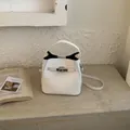 Sac seau blanc en cuir texturé avec poignée et fermoir métallique au design élégant - Blanc Avec Pendentif