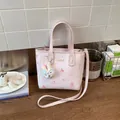 Roze bucketbag met strikprint en schattige pluchen konijnenhanger voor dames - Met Klein Zakje / Roze