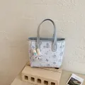 Lichtblauwe bucket bag met bloemenprint, schattige pluche konijn en leren hengsels - Met Klein Zakje / Blauw