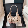 Sac hobo beige à clous argentés avec une silhouette élégante en demi-lune chic - Kaki