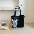 Sac seau noir texture litchi avec fines bandoulières et charmant petit ours tricoté - Sans pendentif / Noir