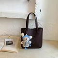 Sac seau marron foncé texture litchi avec un joli porte-clés ours sur le côté - Marron