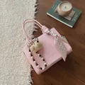 Rosa minimalistische Handtasche mit Seidenschal-Griff und süßem Plüschanhänger - Mit Anhänger / Rosa