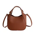 Sac seau en cuir grainé marron avec silhouette demi-lune et fine bandoulière réglable - Sans pendentif / Marron