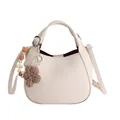 Sac seau en cuir grainé blanc cassé avec poignée et détail de charm floral chic - Avec Pendentif Fleur / Blanc Cassé