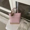 Bolso saco de cuero rosa granulado con logo NO FILTER y colgante de caballo de madera - Rosa