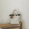 Bolso tipo cubo minimalista de cuero beige con colgante de caballo de madera y asas - Gris