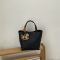 Sac à main noir grainé avec pendentif cheval à bascule rétro sur support en bois - Noir