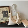 Borsa tote bianco crema in finta pelle testurizzata con dettagli dorati e tracolle varie - Bianco Sporco