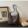 Grande borsa tote vintage marrone scuro in ecopelle con fibbie dorate lucide - Marrone