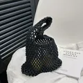 Bolso de mano negro de macramé hecho a mano con patrón de red y asa suave para la playa - Negro