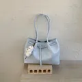 Sac fourre-tout bleu clair minimaliste vintage avec boucle de ceinture et peluche - Sans pendentif / Bleu