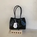 Sac cabas rétro en similicuir noir avec fines bretelles et charm peluche chiot - Sans pendentif / Noir