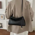 Bolso bandolera negro de cuero texturizado para mujer con detalle de pliegue y aros oro - Negro