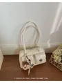 Sac à épaule vintage en similicuir crème avec poches avant et breloque ours en peluche - Avec Pendentif / Blanc