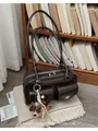 Sac sous le bras marron foncé rétro avec pendentif ours en peluche sur un fourre-tout - Avec Pendentif / Marron