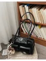 Sac à bandoulière rétro noir brillant avec deux poches et un charme d'ours en peluche - Avec Pendentif / Noir