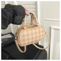 Bolso Boston clásico a cuadros café claro con asas dobles y una correa de hombro larga - Sin colgante / Caqui