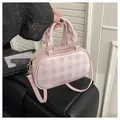Mini bolso tipo almohada de cuadros rosas con herrajes dorados y asas para mujer - Sin colgante / Rosa