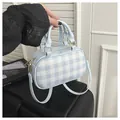 Bolso tipo almohada a cuadros azul y blanco con asas y correa ajustable - Sin colgante / Azul