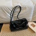 Borsa a spalla nera lucida dal design a pieghe alla moda con cerniera argentata chic - Nero