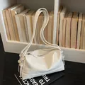 Borsa a cuscino minimalista bianco crema lucido con lunghi doppi manici - Bianco Sporco