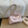 Borsa a cuscino rosa minimalista lucida con coulisse laterale e tracolla regolabile - Rosa