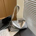 Borsa a cuscino metallizzata argento con tracolla annodata e chiusura con zip - Argento