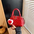Rote Polka-Dot-Muscheltasche mit weißen Punkten, Griffen und Apfelanhänger - Rot Groß