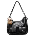 Schwarze Hobo-Schultertasche mit Taschen-Details und süßem braunem Bären-Anhänger - Mit Anhänger / Schwarz