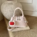 Rosa gepunktete Muschel-Handtasche mit Apfel-Plüschanhänger und Umhängeriemen - Rosa Groß
