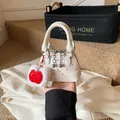 Mini weiße Polka-Dot-Muscheltasche mit rotem Apfelanhänger und silberner Metallkette - Weiß Klein