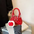 Mini-Handtasche in Rot glänzend mit Punkten und einem Plüsch-Apfel-Anhänger - Rot Klein