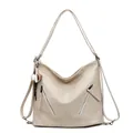 Mochila hobo versátil de cuero crema con colgante de béisbol y cremalleras metálicas - Bolsa Individual / Blanco Roto