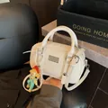 Witte cilindervormige handtas met litchi-textuur, schattige pop-hanger en parelketting - Wit (Met Hanger)