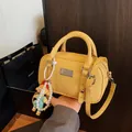 Stijlvolle gele crossbody tas van generfd leer met een schattige hanger van parelpop. - Geel (Met Hanger)