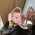 Roze handtas van generfd leer met verstelbare riem en een cartoon meisje hanger - Roze (Met Hanger)