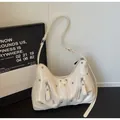 Borsa a tracolla crema chic in pelle lucida con rivetti argentati e dettaglio in metallo - Bianco Sporco