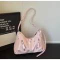 Borsa hobo rosa in pelle lucida con borchie e tracolla regolabile per signora - Rosa