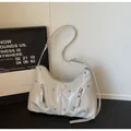 Borsa a spalla bianco lucido con borchie argentate e tracolla regolabile - Grigio