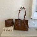 Dunkelbraunes Set aus gewebter Leder-Tote mit passender Tasche und Intrecciato-Struktur - Braun
