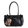 Bolso tote minimalista de cuero suave negro con charm de osito de peluche marrón - Con Colgante / Negro