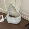 Borsa a mezzaluna azzurra con tracolla annodata e finitura in pelle martellata - Tipo standard / Blu