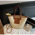 Stroh-Stofftasche mit braunem PU-Lederbesatz und Vordertasche mit Nietendetails - Cremeweiß